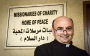 Atacaron la iglesia de referencia del papa Francisco en Gaza y un cura argentino terminó herido