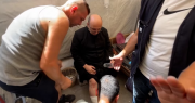 Atacaron la única iglesia católica de Gaza: dos muertos y cuatro heridos, entre ellos el párroco Gabriel Romanelli