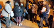 Pese a las bajas temperaturas, pacientes duermen en el piso y hacen filas en el Hospital de Clínicas