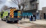 VIDEO. Otro incendio en La Plata, otro drama: rescatan a un vecino de un departamento de La Loma en llamas