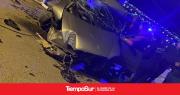 Chocó contra un poste de luz y terminó volcando