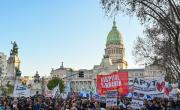 Las postales que dejó la masiva marcha por el Garrahan y contra el ajuste de Milei