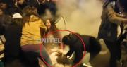 Video: ¿Qué pasó? La olla que hervía en medio de la verbena paceña cayó cerca de una niña en medio del caos