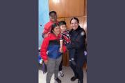 Niño se atragantó y una policía lo salvó con maniobra clave