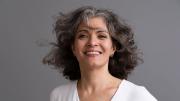 El potente tinte casero que cubre las canas desde las raíces hasta las puntas en una sola aplicación