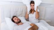 Qué significa si una persona habla estando dormida, según la psicología y por qué ocurre