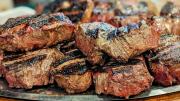 Asado argentino: cuánto cuesta comer parrilla libre en “El Boliche de Darío”