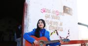 Judith Pintos, la joven sanjuanina que nació en el coro de una Iglesia y conquista con su voz y su guitarra