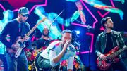 Quemados por Coldplay: un CEO y su jefa de Recursos Humanos fueron descubiertos abrazados en un recital de la banda