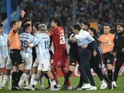 Leve sanción para Gustavo Costas tras su ataque de furia por el penal agónico en Racing vs Barracas Central: multa y qué curso deberá realizar