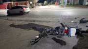 Trágico accidente en Casimiro Gómez: murió un motociclista tras ser embestido por un auto que se cruzó de carril