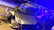 Poste de alumbrado cayó sobre el auto que lo había chocado