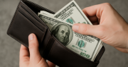Dólar oficial borra la suba inicial y cotiza a $ 1290 en el cierre de la semana
