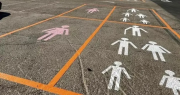 Polémica y rechazo en España por la aparición de estacionamientos “exclusivo para mujeres”