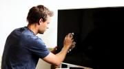 Presta atención: el error que muchos cometen a la hora de limpiar la pantalla del tele