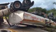 Desastre en la carretera: 25,000 litros de diésel se derraman tras volcadura de cisterna en Caranavi