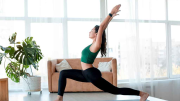 Ejercicios de yoga en silla para aliviar el dolor lumbar y relajar la espalda