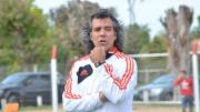 Fue un jugador profesional pero encontró su vocación fuera de la cancha y utiliza su experiencia en el fútbol para cambiar la vida de los más jóvenes