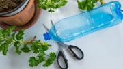 Cómo reutilizar las botellas de lavandina para crear un organizador de cubiertos en pocos pasos