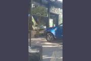 Choque en pleno centro terminó con una camioneta incrustada en un local gastronómico