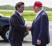 Estados Unidos: Gob. Ron DeSantis bajo presión por usar fondos de desastre para construir un centro de detención para migrantes