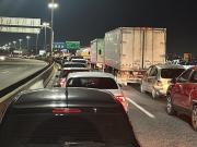 Piquete y caos de tránsito en la autopista Buenos Aires-La Plata en el inicio de las vacaciones de invierno