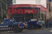 Una menor en auto encerró a una camioneta y esta se incrustó en una pizzería céntrica