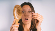 Si tienes el pelo débil y quebradizo, podrías tener déficit de esta vitamina