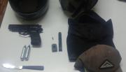 Merodeaban en la oscuridad con un arma falsa: cayeron dos motochorros