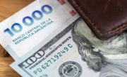 Ante la suba del dólar, elevan la tasa para invertir en bonos en pesos