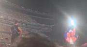 ¿Son ustedes una pareja legítima?: Cantante de Coldplay lo volvió a hacer con la kiss cam durante un concierto