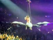El aterrador percance de Katy Perry en pleno show: volaba en una mariposa gigante y sufrió un fallo que casi termina en tragedia