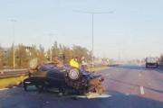Accidente en Pilar: un auto chocó a un camión y bloqueó la autopista