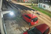 Policía enfrentó a tres ladrones armados que intentaron robarle el auto e hirió a uno en el pecho
