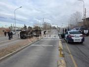 Cómo fue la persecución por el robo de una camioneta en el oeste de Neuquén: el ladrón volcó en el Metrobús