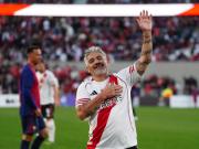 Las glorias de River le ganaron a Barcelona en el Choque de Leyendas: Ariel Ortega volvió a mostrar su magia en un Monumental que fue melancolía y fiesta