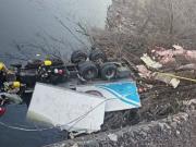 Un camión despistó y terminó hundido en un río de Córdoba: el conductor murió y el acompañante pasó 2 horas atrapado