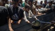 Reparto de comida y balas en Gaza