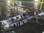 Respiré hondo y nadé: el milagroso rescate de un nene de 10 años que viajaba en el barco turístico que volcó en Vietnam