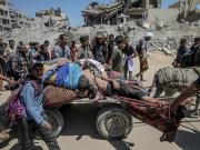 Israel ordena evacuaciones en el centro de Gaza mientras amplía su campaña militar: hay al menos 70 muertos cerca de un centro de ayuda