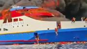 ¡Pasajeros saltan al mar por su vida! Reportan incendio en un ferry indonesio: al menos cinco personas fallecidas