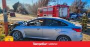 Perdió el control del auto y se estrelló en poste de luz