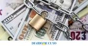 El Gobierno pone un techo al dólar: busca sostenerlo debajo de los $1.300 en plena dolarización