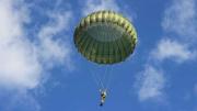 Un paracaidista calculó mal y casi empaña una importante fiesta