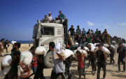 Fuerzas israelíes matan a 67 palestinos que buscaban ayuda en el norte de Gaza
