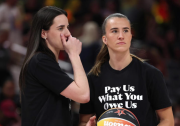 Jugadoras de baloncesto de la liga WNBA visten franelas con la frase páguenos los que nos deben