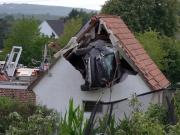 Alemania: un conductor atropelló a un niño que jugaba en una cama elástica y terminó incrustado en el techo de un granero