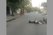 Perdió el control de la moto a las 8 de la mañana y terminó en el piso