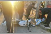 Un joven motociclista se estrelló contra dos postes