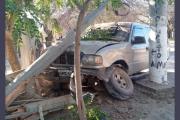 Camioneta se estrelló contra un poste y derribó la tapia de una vivienda